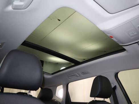 Certified 2024 Volkswagen Taos SE image 18