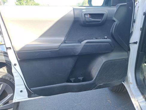 Used 2018 Toyota Tacoma SR RWD image 12