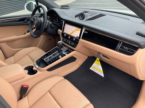 Used 2025 Porsche Macan image 32