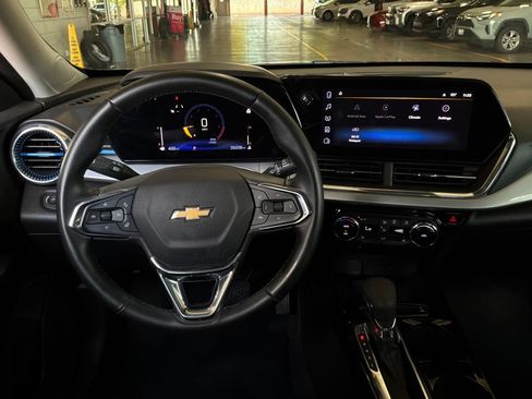 Used 2025 Chevrolet Trax LT w/ LT Convenience Package FWD image 14
