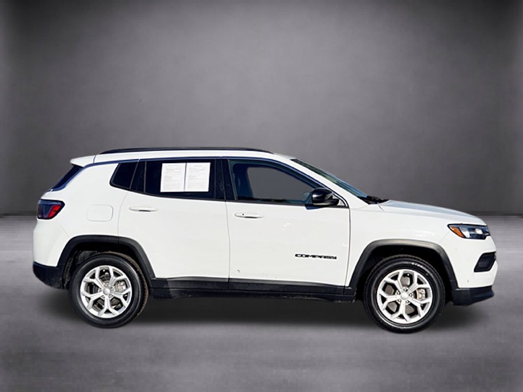 Used 2024 Jeep Compass Latitude AWD/4WD image 3