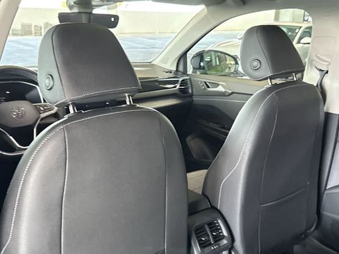 Used 2025 Volkswagen Taos SE FWD image 23