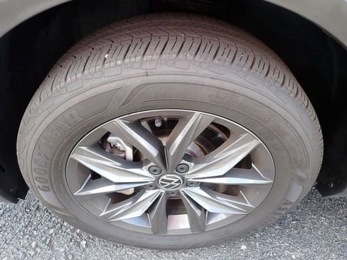 Used 2023 Volkswagen Tiguan SE image 12