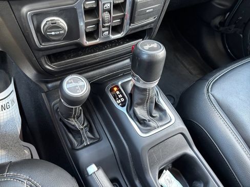 Used 2022 Jeep Wrangler Unlimited Sahara w/ Cold Weather Group AWD/4WD image 28