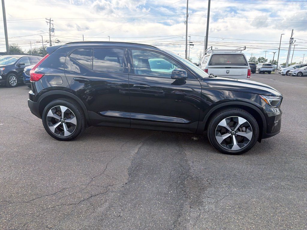 Used 2023 Volvo XC40 B5 Plus w/ Driver Assist Package AWD/4WD image 6
