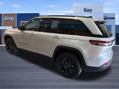 Used 2024 Jeep Grand Cherokee Limited w/ Black Appearance Package AWD/4WD image 4