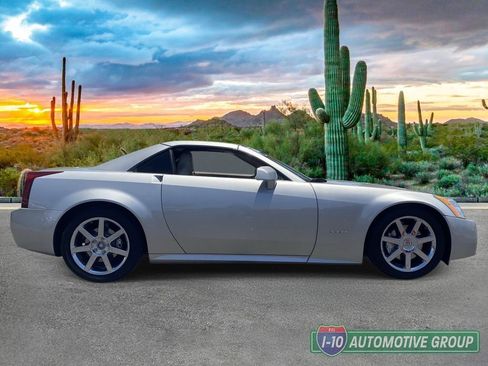 Used 2005 Cadillac XLR RWD image 2