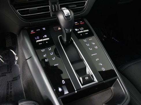 Certified 2026 Porsche Macan AWD/4WD image 18