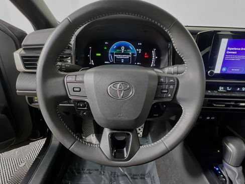 Used 2025 Toyota Camry SE w/ Convenience Package image 18