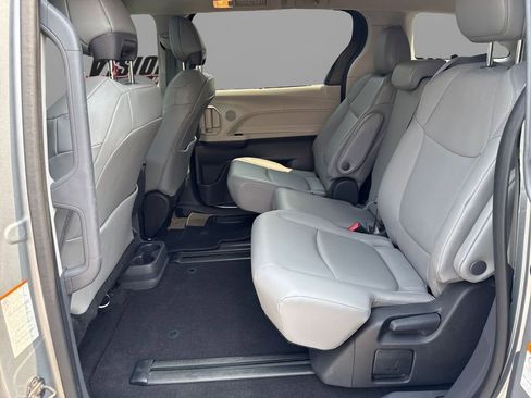Used 2022 Toyota Sienna XLE image 10