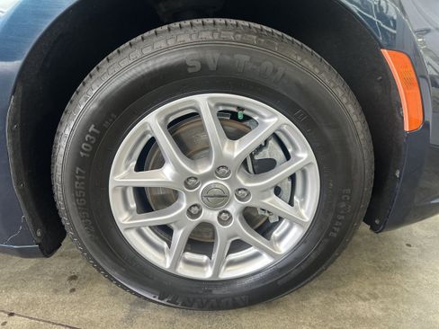 Used 2023 Chrysler Pacifica Touring-L FWD image 2