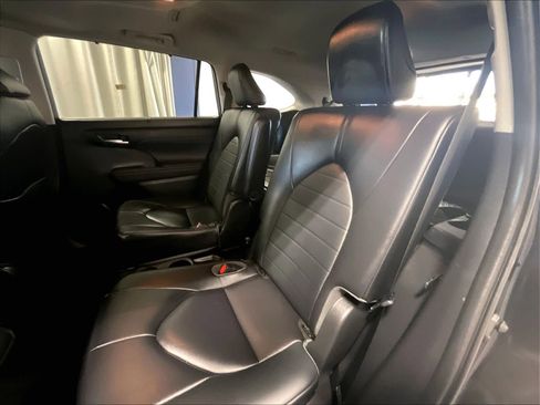 Used 2023 Toyota Highlander XLE AWD/4WD image 15