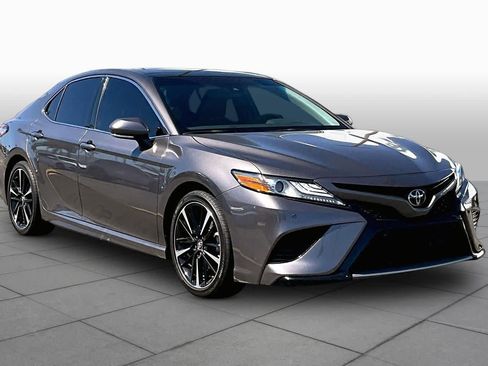 Used 2018 Toyota Camry XSE FWD image 2