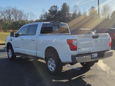 Used 2017 Nissan Titan SV image 4