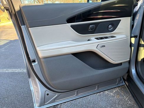 Used 2025 Lincoln Nautilus Reserve w/ Jet Appearance Package image 11