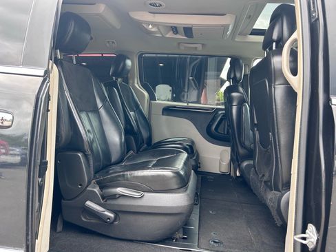 Used 2016 Chrysler Town & Country Limited Platinum FWD image 14