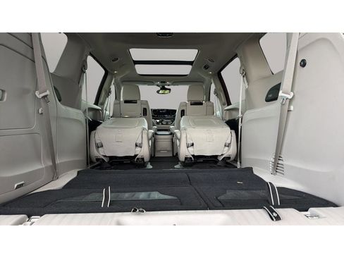 Used 2021 Chrysler Pacifica Limited w/ Uconnect Theater Family Group FWD image 18