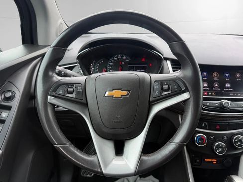 Used 2020 Chevrolet Trax LT w/ LT Convenience Package image 12