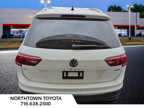 Used 2022 Volkswagen Tiguan SE w/ Panoramic Sunroof Package image 7