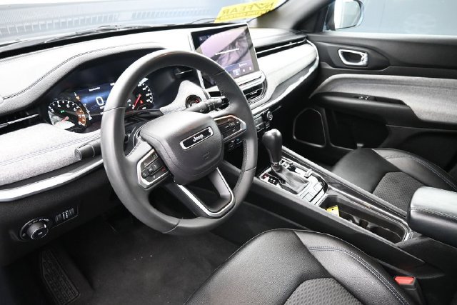 Used 2024 Jeep Compass Latitude AWD/4WD image 18
