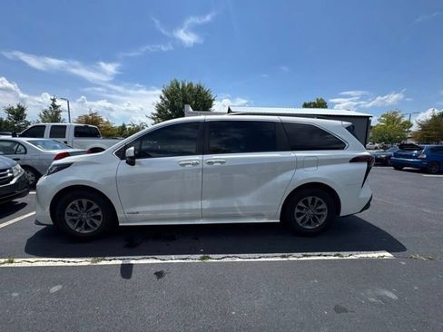 Used 2021 Toyota Sienna XLE FWD image 2