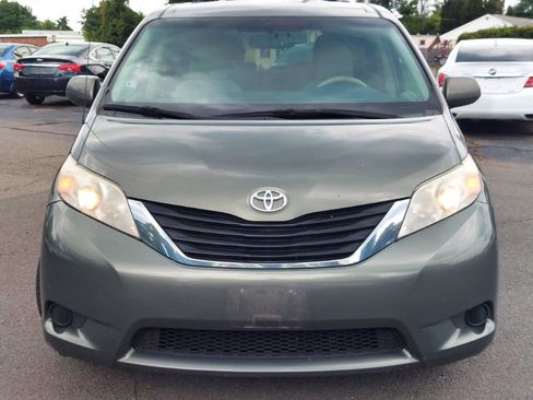 Used 2011 Toyota Sienna LE FWD image 2