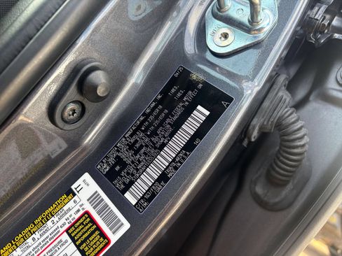 Used 2025 Toyota Highlander LE FWD image 31