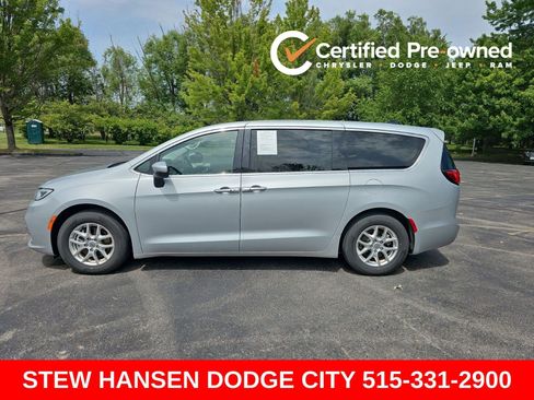 Used 2023 Chrysler Pacifica Touring-L FWD image 1