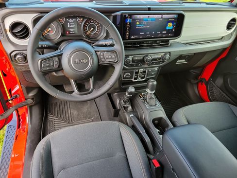 Used 2025 Jeep Gladiator Sport AWD/4WD image 14