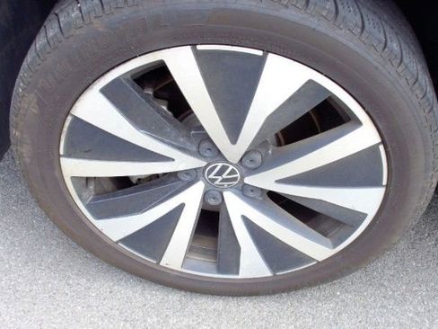 Used 2024 Volkswagen Taos SE FWD image 2