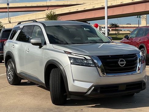 Used 2025 Nissan Pathfinder SV FWD image 3