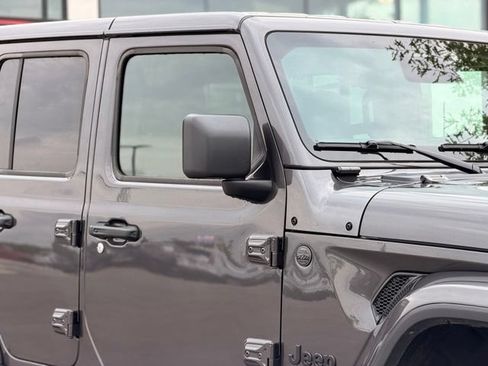 Used 2025 Jeep Wrangler Unlimited Sahara AWD/4WD image 4