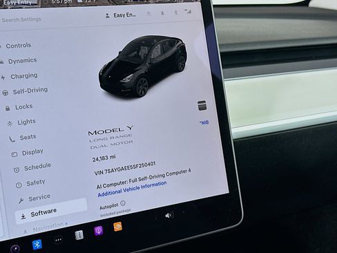 Used 2022 Tesla Model Y Long Range AWD/4WD image 18