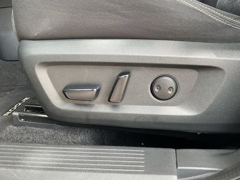 Used 2025 Nissan Rogue SV FWD image 11