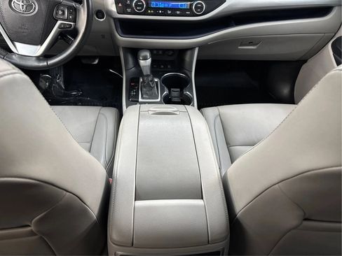 Used 2019 Toyota Highlander XLE AWD/4WD image 22