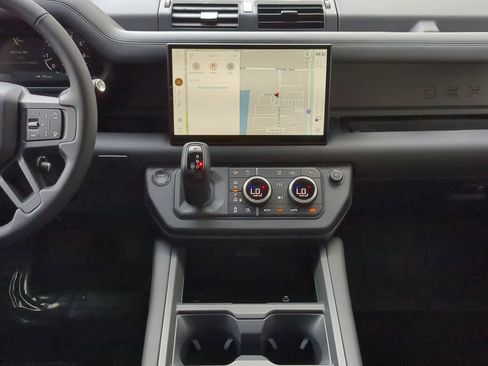 Used 2025 Land Rover Defender 110 S image 29