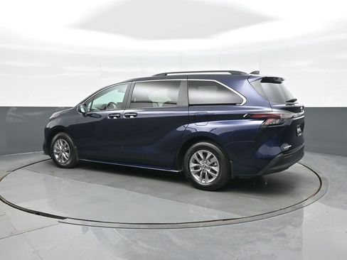 Used 2025 Toyota Sienna LE image 5