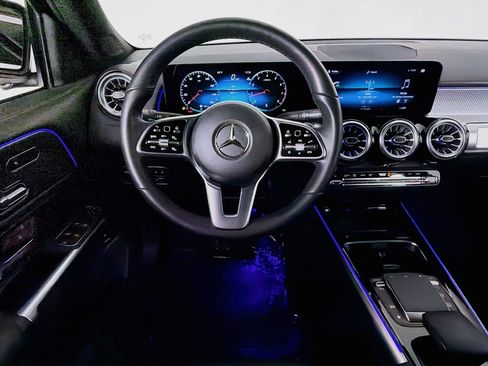 Used 2023 Mercedes-Benz GLB 250 w/ Premium Package image 5