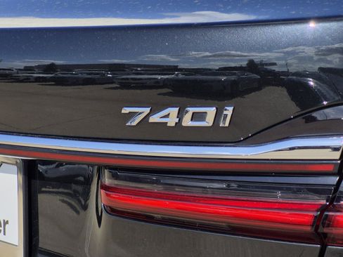 Used 2022 BMW 740i w/ Premium Package RWD image 10