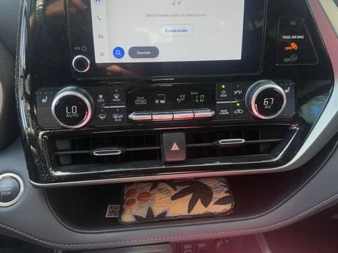 Used 2025 Toyota Highlander XLE FWD image 4
