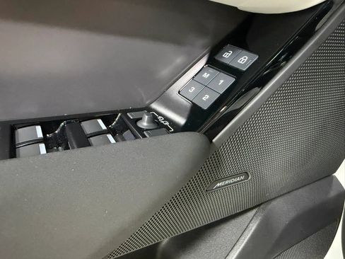 Used 2025 Land Rover Range Rover Velar Dynamic SE AWD/4WD image 23