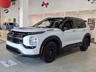 New 2025 Mitsubishi Outlander SE video 2