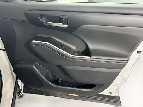 Used 2025 Toyota Highlander XLE image 34