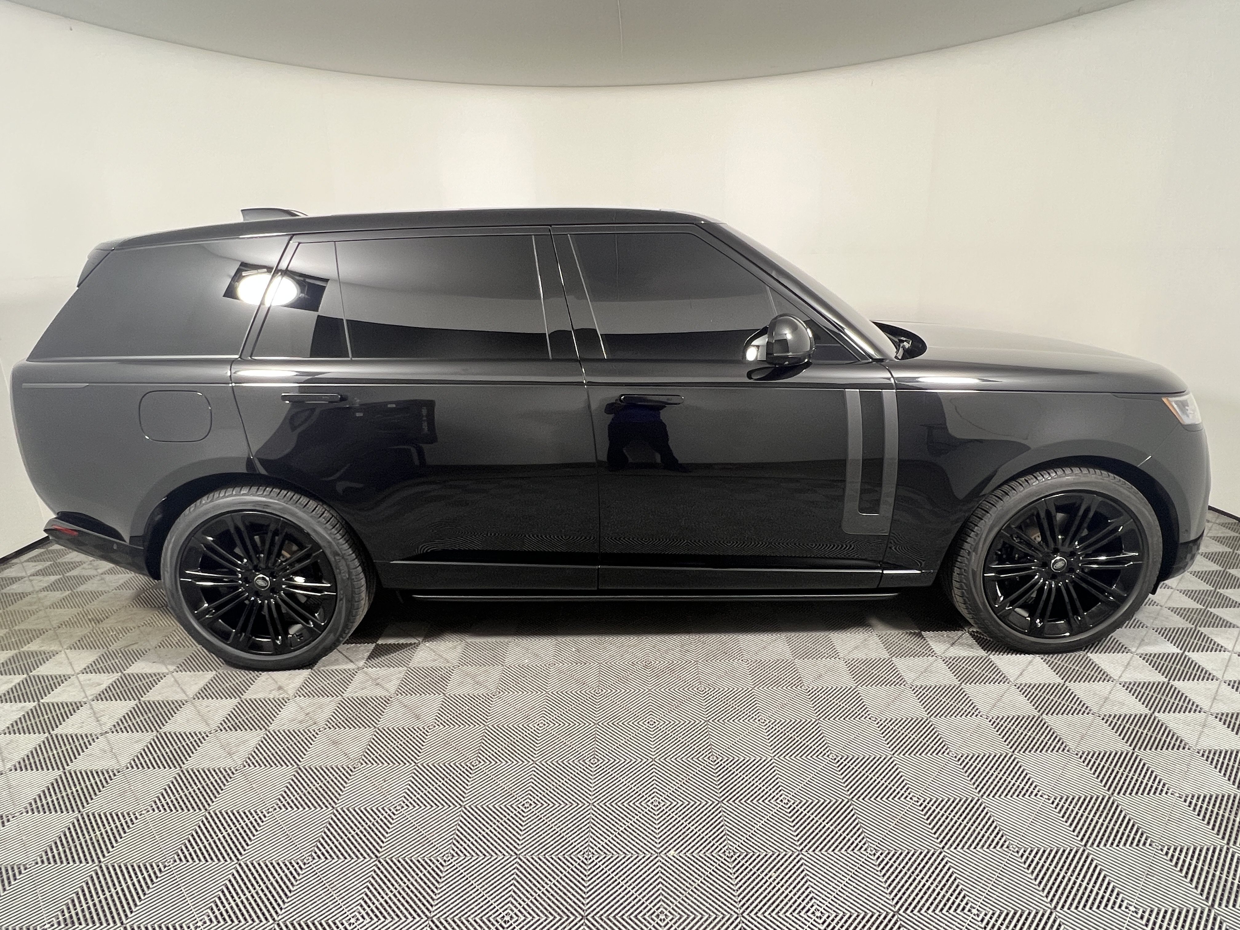 Used 2024 Land Rover Range Rover Long Wheelbase SE AWD/4WD image 6