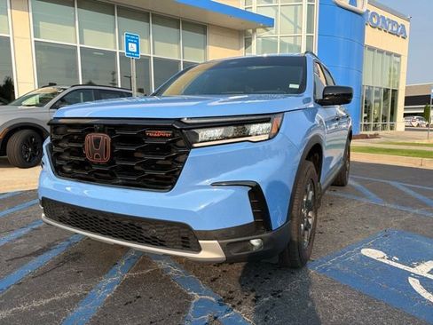 Certified 2025 Honda Pilot TrailSport image 2