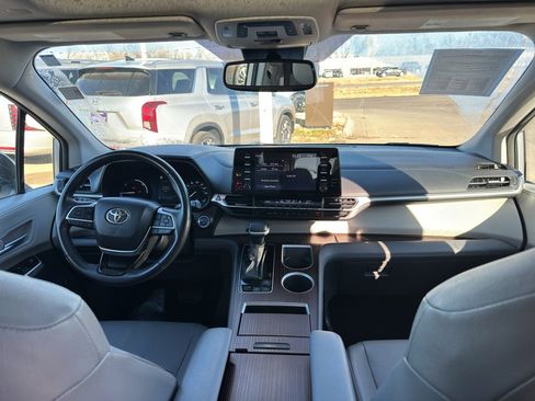 Used 2024 Toyota Sienna XLE image 11