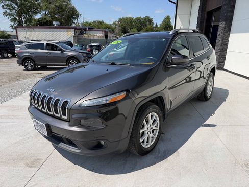 Used 2016 Jeep Cherokee Latitude w/ Cold Weather Group AWD/4WD image 4