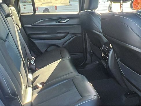 New 2025 Jeep Grand Cherokee Altitude image 17