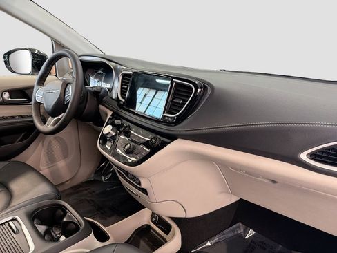 Used 2024 Chrysler Pacifica Limited FWD image 33