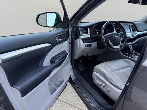 Used 2018 Toyota Highlander XLE AWD/4WD image 20